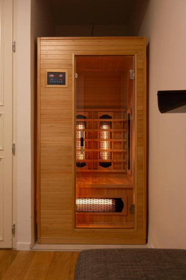Luxurious Minimalist With Sauna By Prestige Homes Apartment Budapest